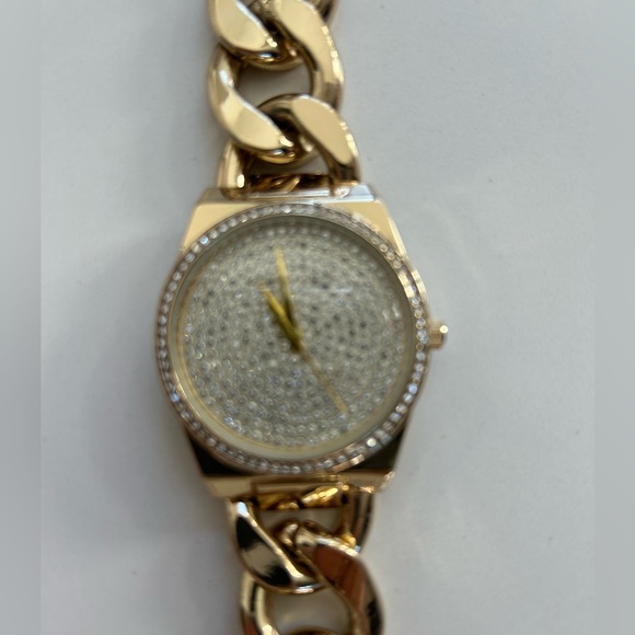 Kendall and Kylie watch - Picture 4 of 6